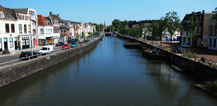 900108 Gezicht op de Vaartsche Rijn te Utrecht, met links de Westerkade en rechts de Oosterkade.